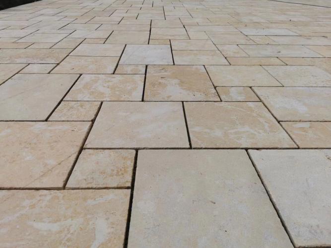 萊姆石庭院地鋪 天然大理石的匠心加工與空間美學